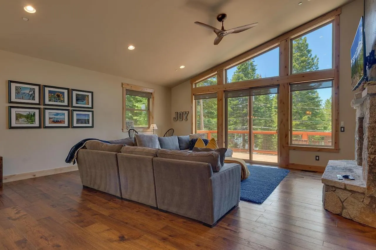 בית נופש Spruce Haven At Tahoe Donner - Luxury Pet Friendly W Private Hot Tub טראקי