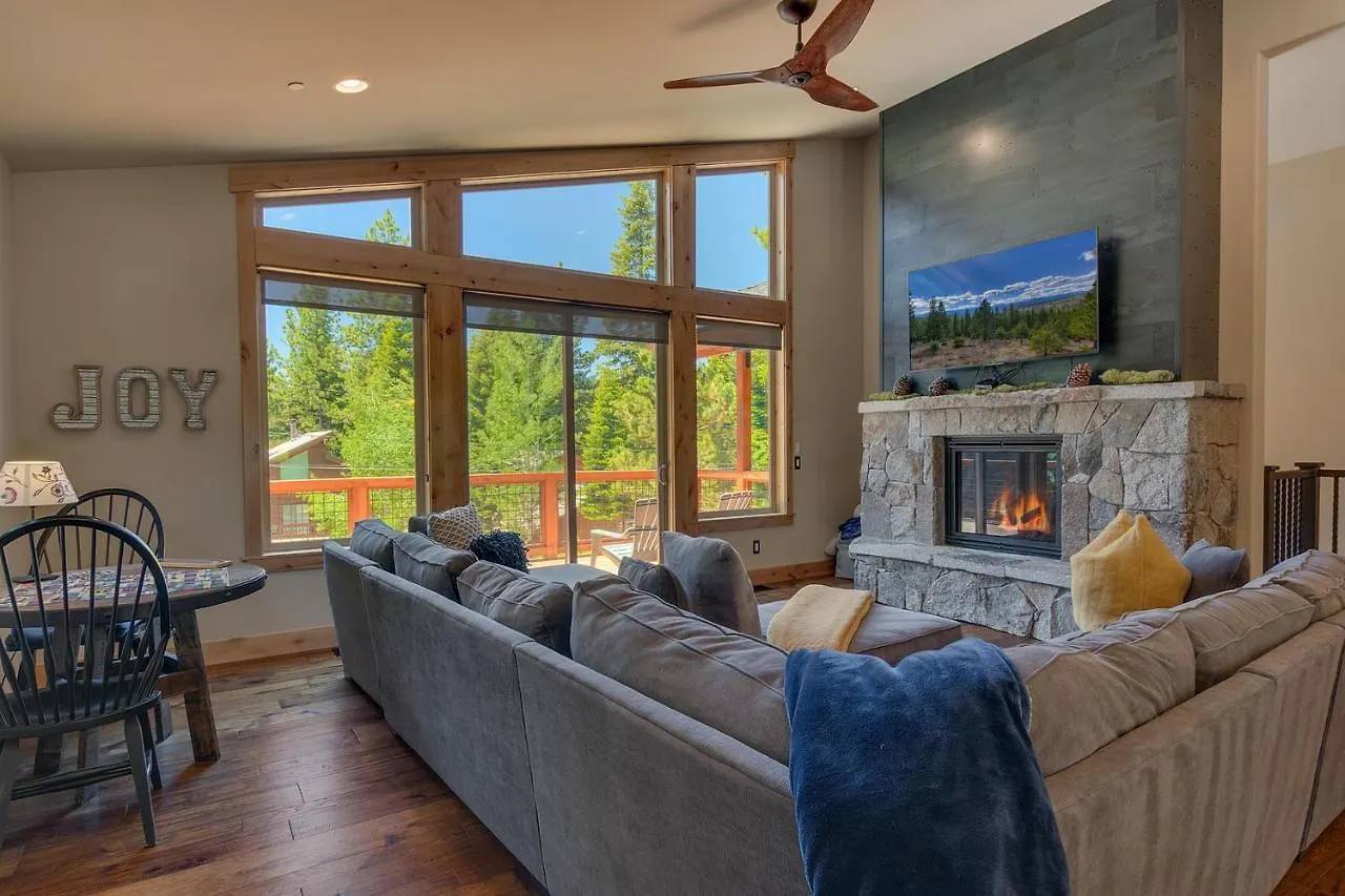 Spruce Haven At Tahoe Donner - Luxury Pet Friendly W Private Hot Tub בית נופש *