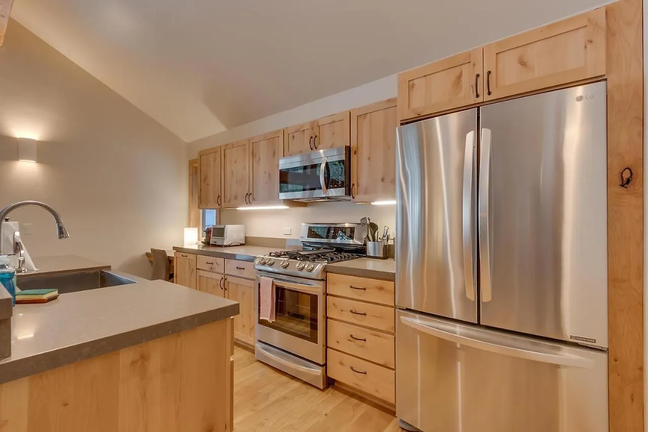 Contemporary Tahoe Donner 3br Hot Tub- Pet Friendly- Amenity Access