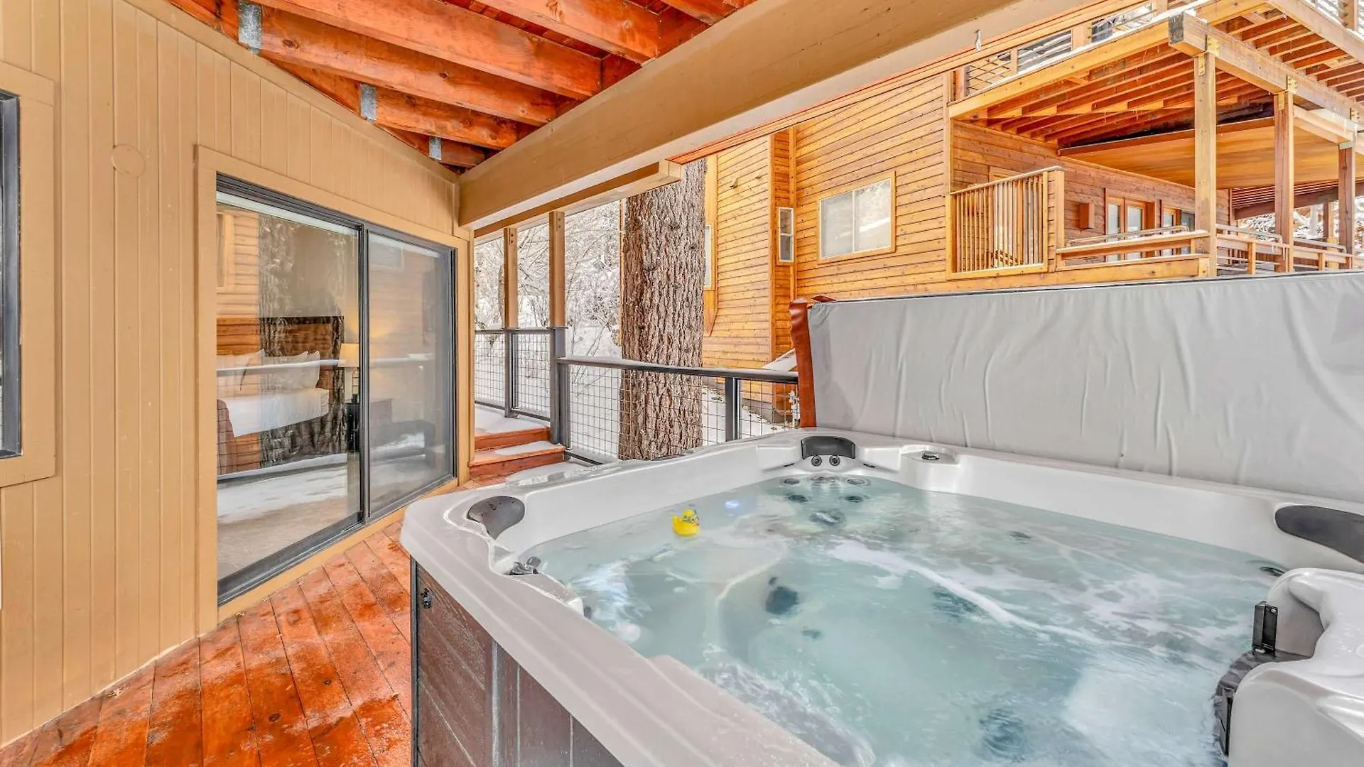 Luxury Retreat With Hot Tub And Sauna
