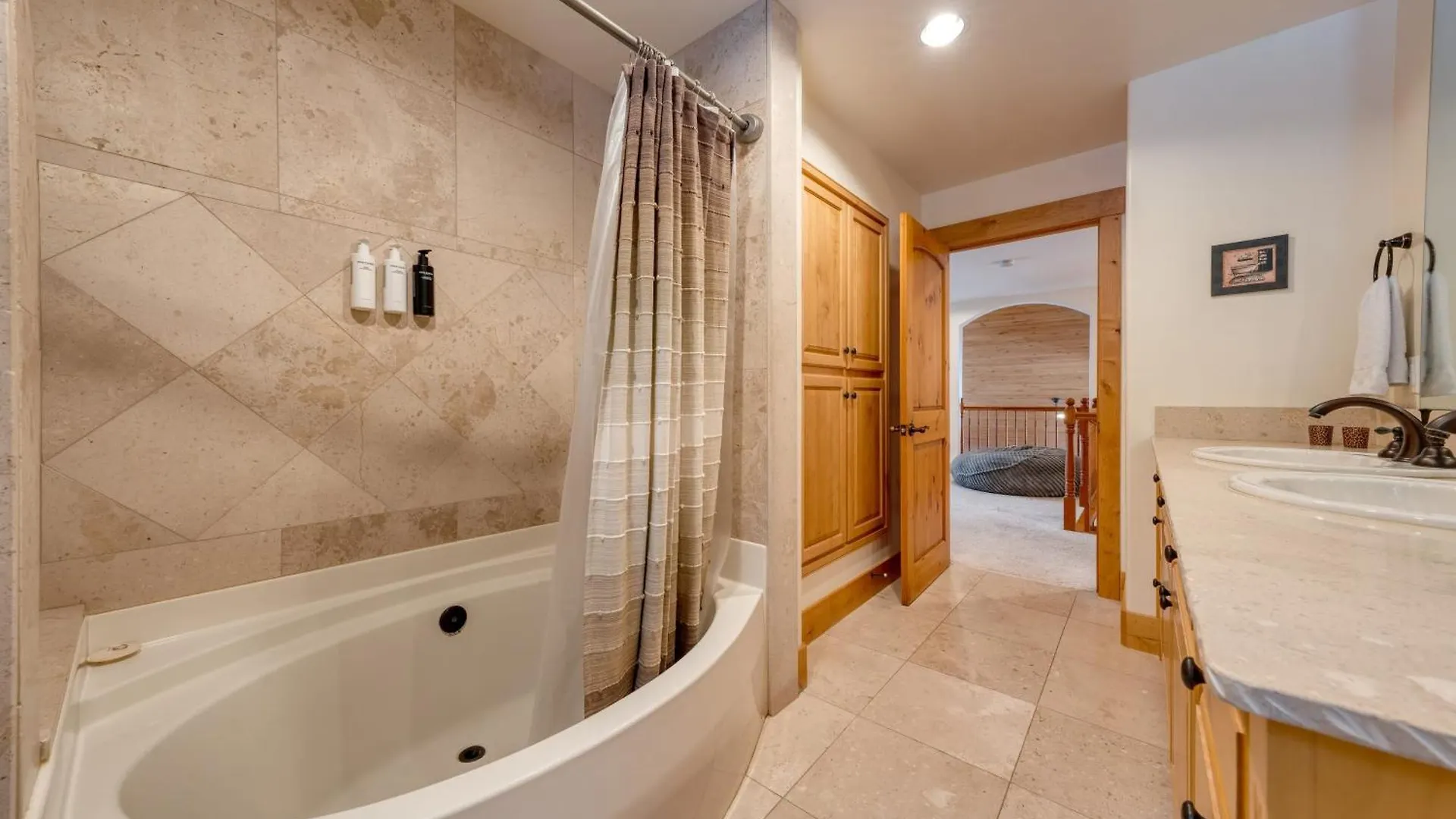 Semesterbostad Donner Ridge By Avantstay Minutes To Skiing Deck Ping Pong Pool Table Truckee