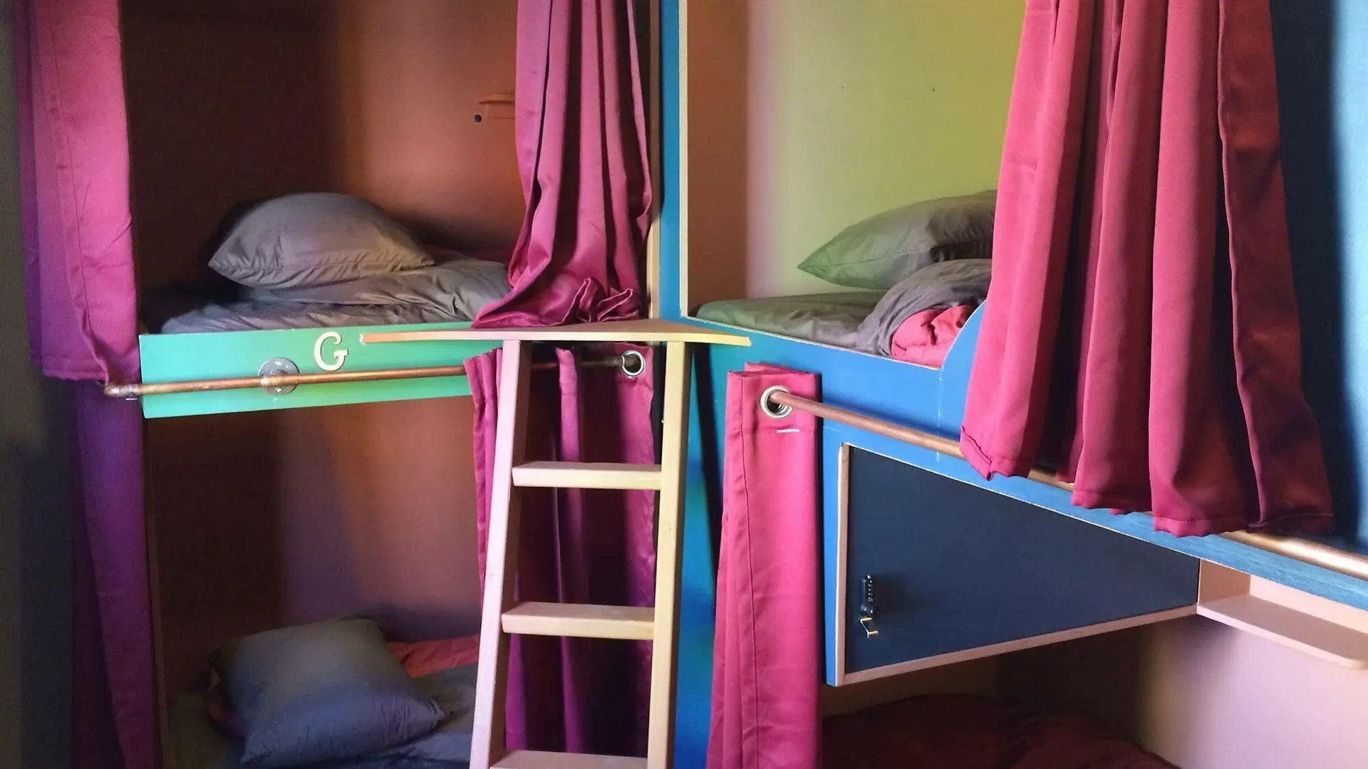 Hostel Redlight Historic Bunk Hotel&speakeasy *