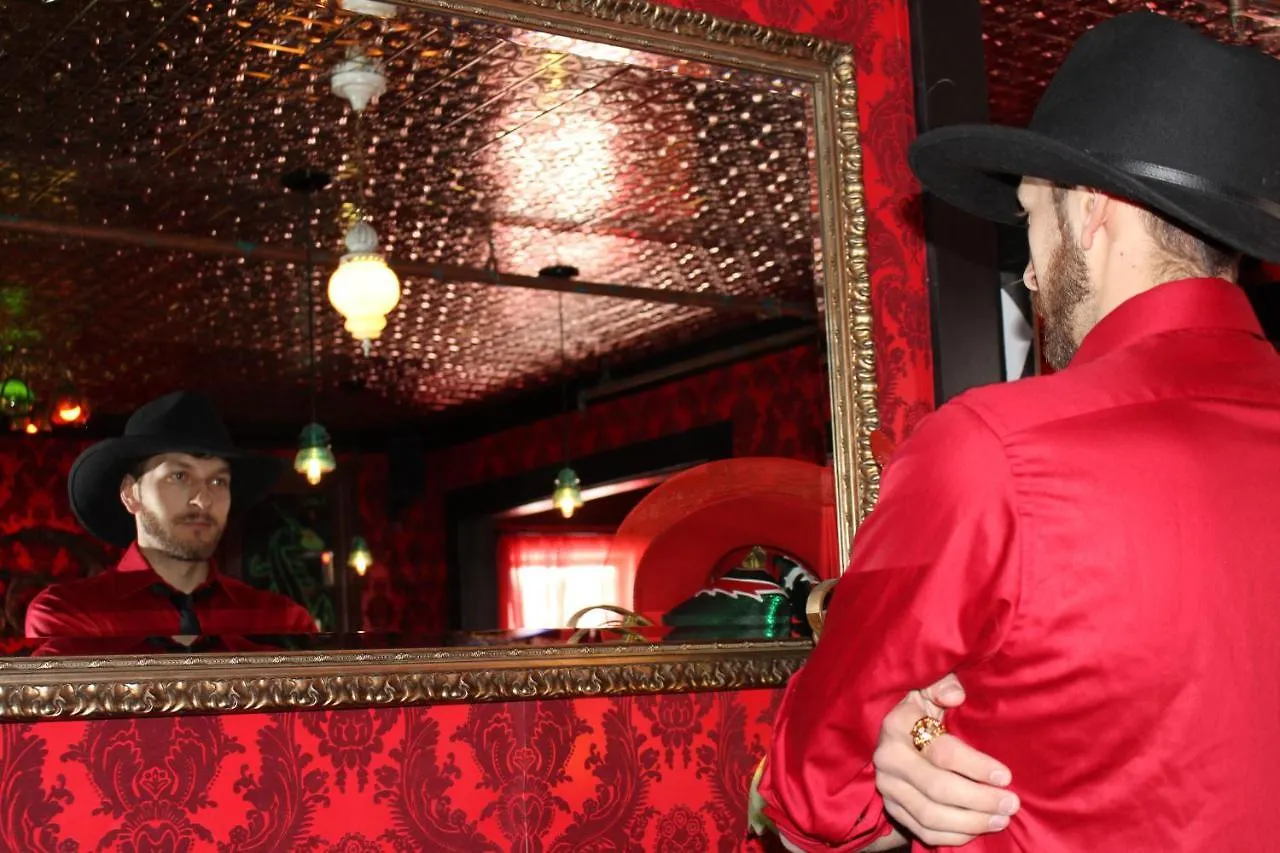 Redlight Historic Bunk Hotel&speakeasy Hostel *