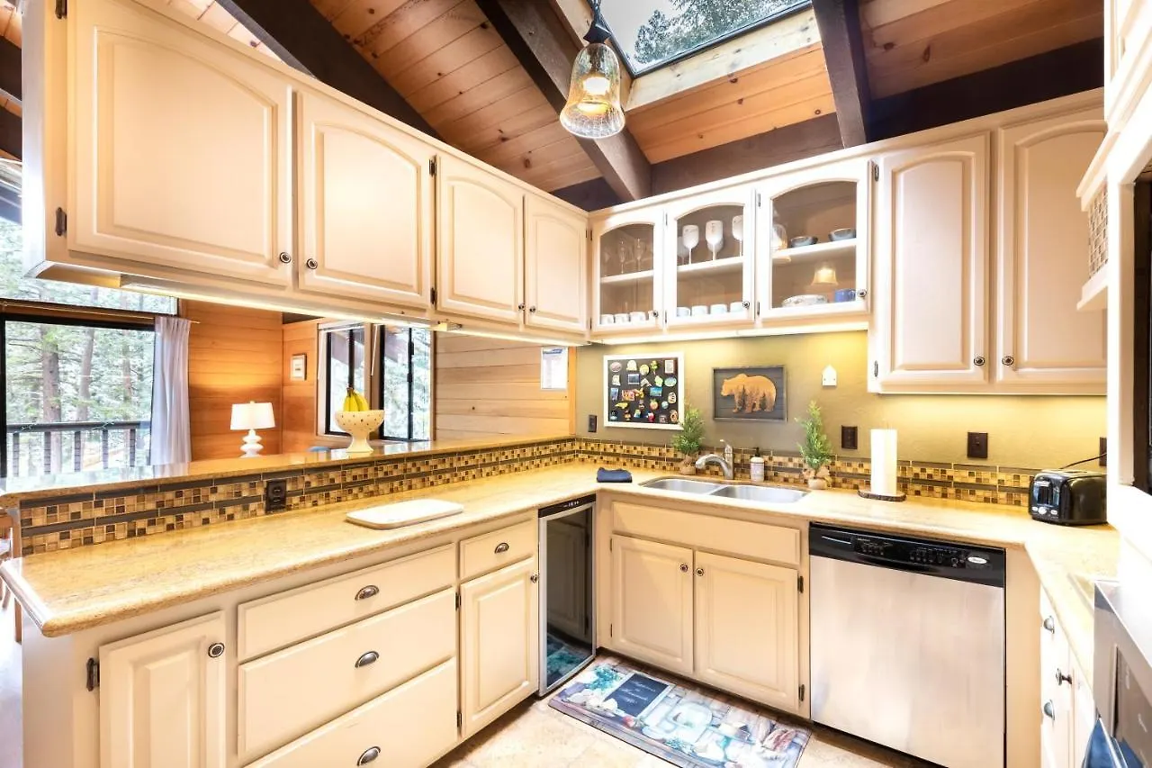 Beautiful 4-bedroom Contemporary Mountain بيت للعطل تروكي