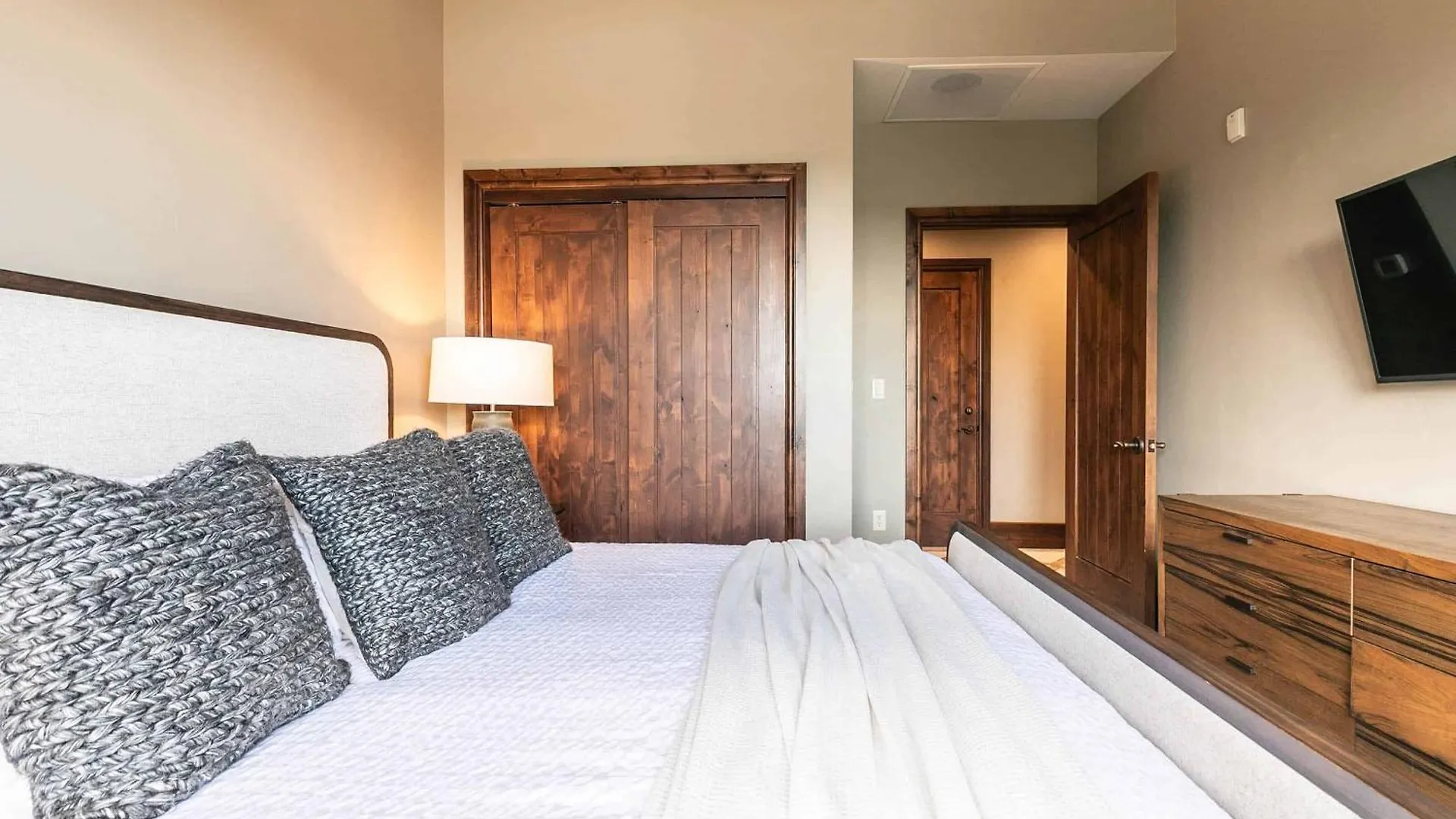 One Village Place 502 By East West Hospitality *
