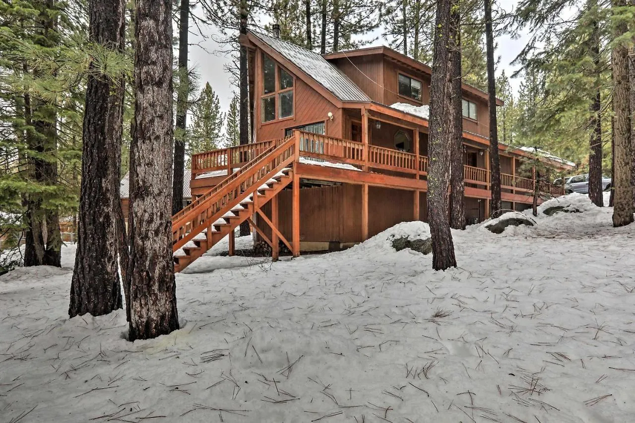 Outdoorsy Retreat Less Than 2 Mi To Donner Lake! Semesterbostad
